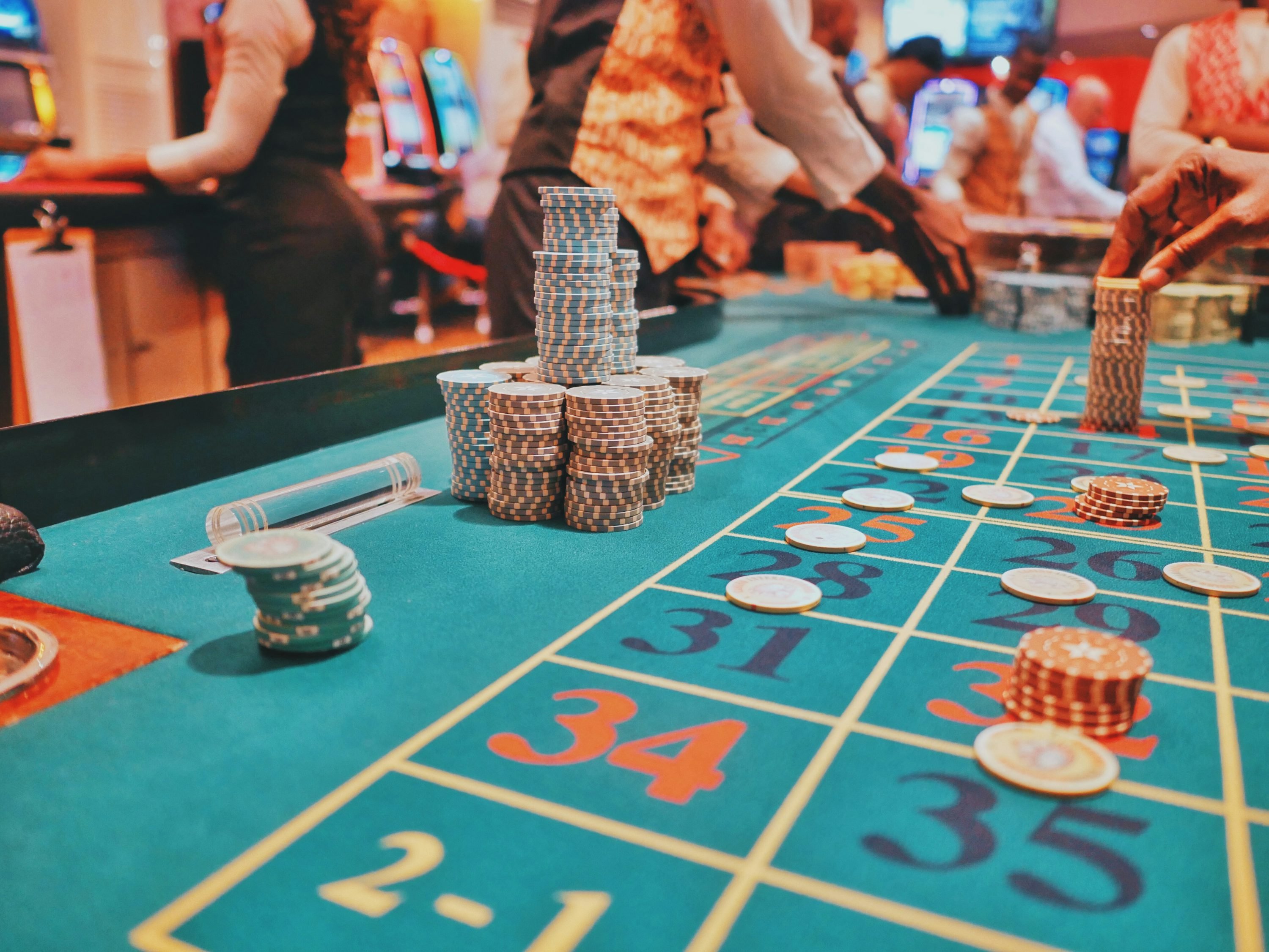 Sảnh casino trực tuyến 33win93 với bàn baccarat dealer thật
